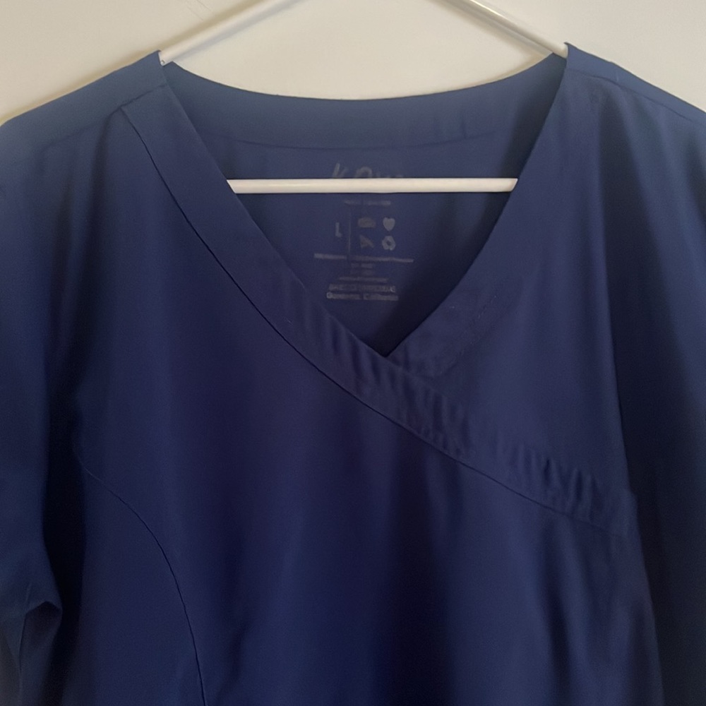 Bundle of 2 scrub tops and 1 scrub pants - Picture 4 of 16